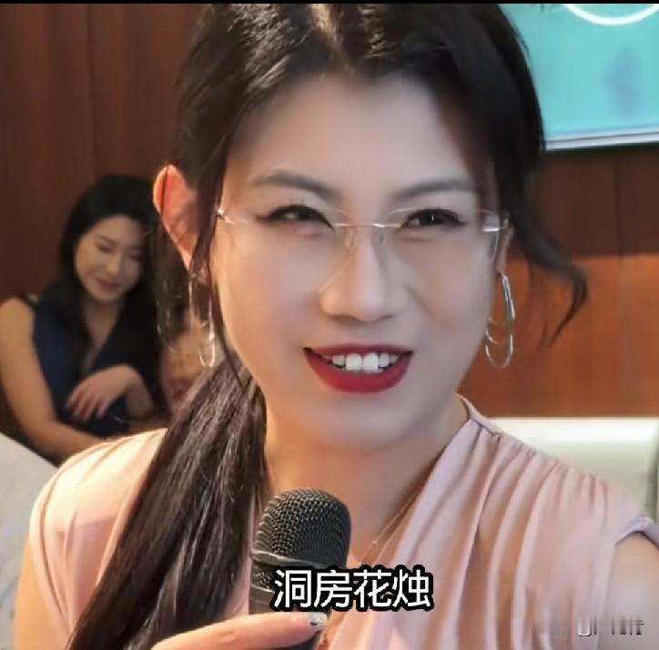 千年白狐，可爱的无名小妖精，眼神迷离，五官精致，两颗门牙十分性感，令人荷尔蒙爆棚