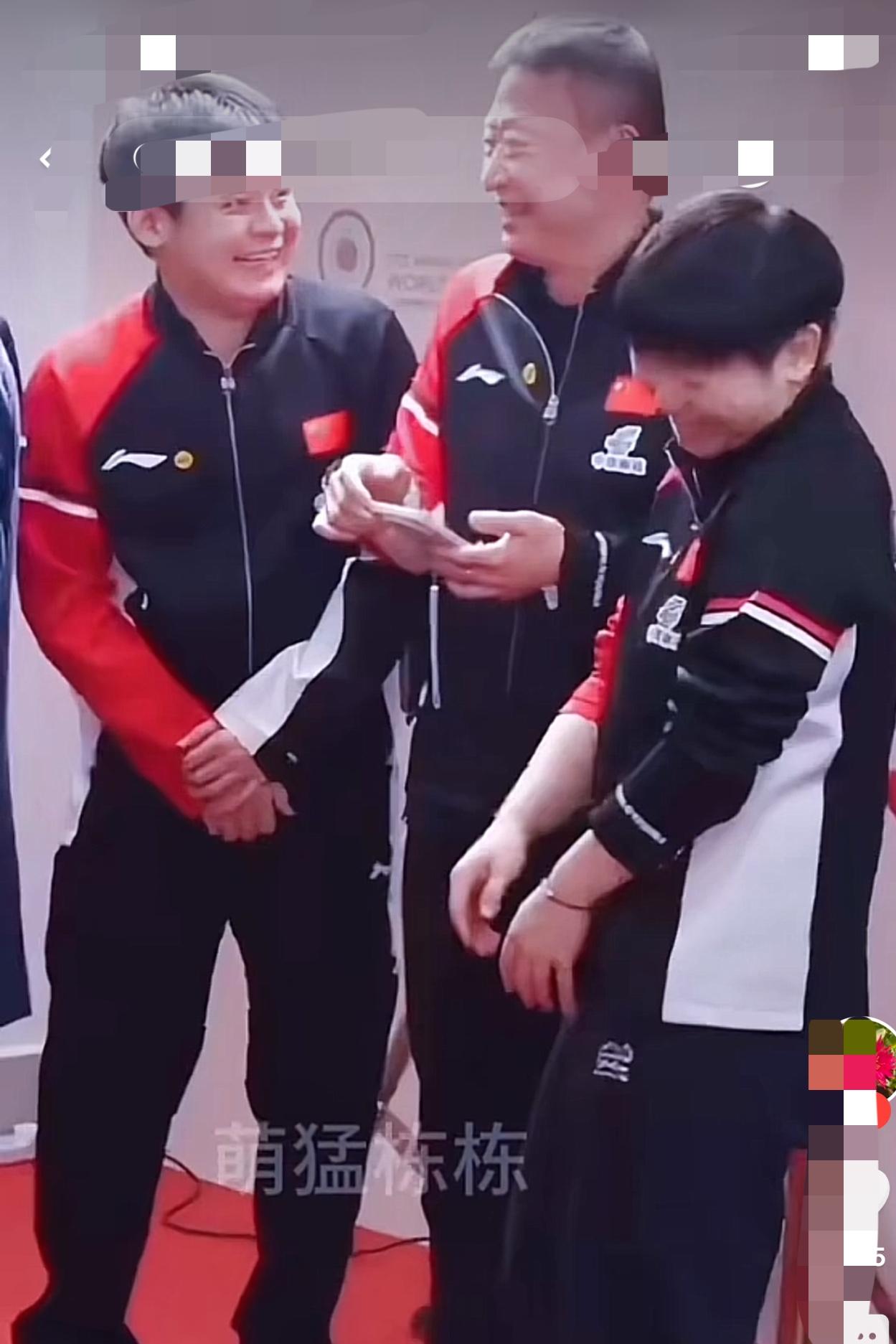 小石头：马导，求你件事。
马琳：啥事？

小石头：就求你一件事。
马琳：说呀！