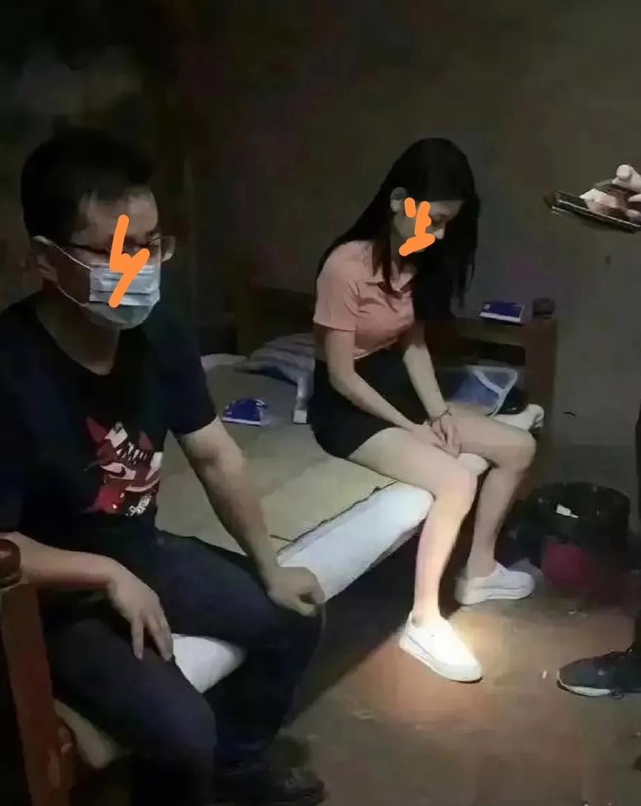 表弟发了一张照片给我，让我想办法跟他媳妇解释，说他要出差15天，然后就没有消息了