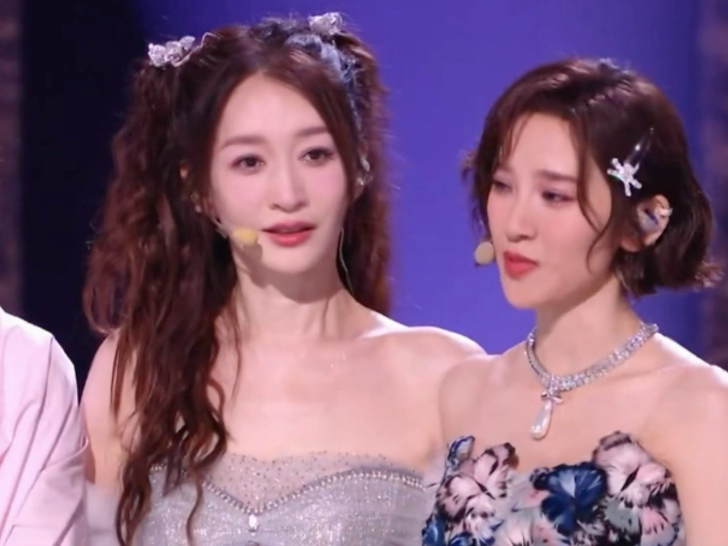 妈呀，李小冉这个冷白皮，根本不敢信这是50岁，状态太牛了李小冉一开口我就笑了