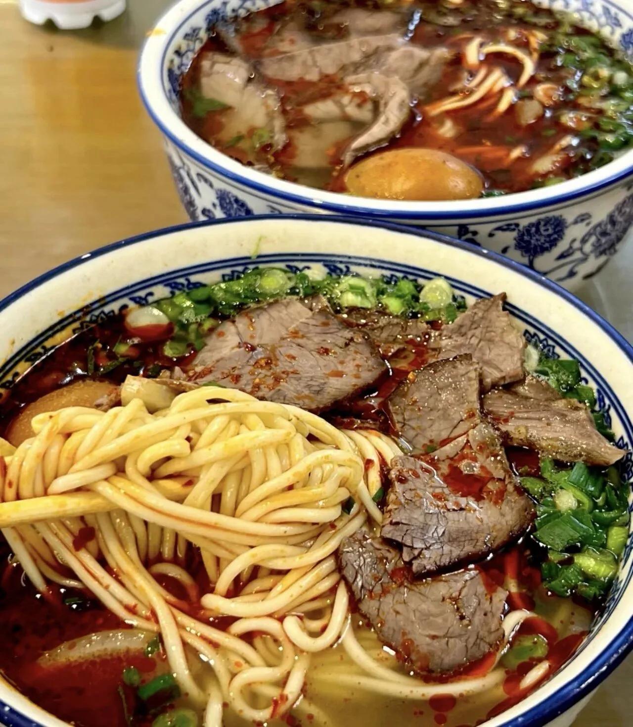 一夜之间3万家“兰州拉面”换招牌！别争正宗了，这才是真正的硬气！
你常吃的那碗“