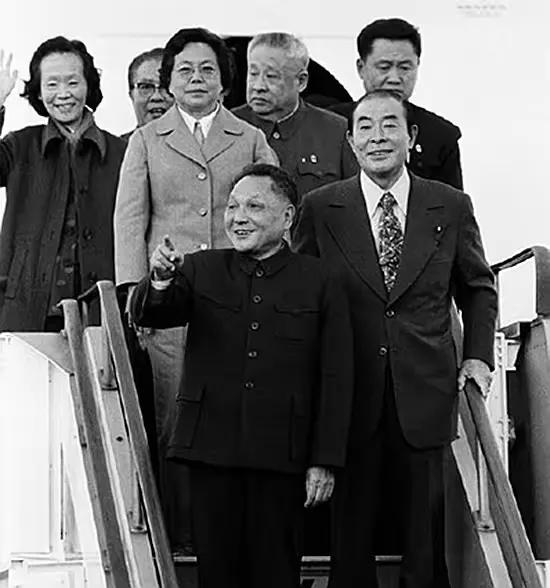1978年10月23日上午，邓小平在日本皇宫与天皇一起吃了午饭。这两个小时，全程