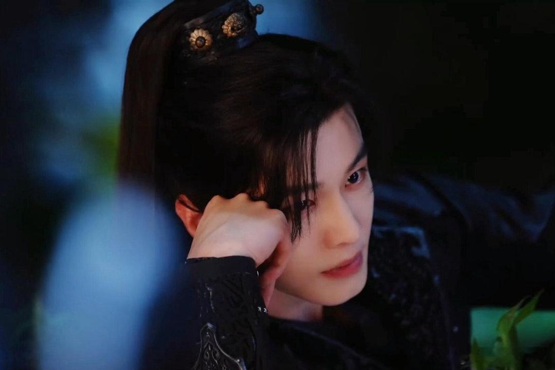 何与柔弱是装的腹肌是真的何与演绿茶娇夫有一套萧华雍的伪装全被腹肌戳破，何与演脆弱