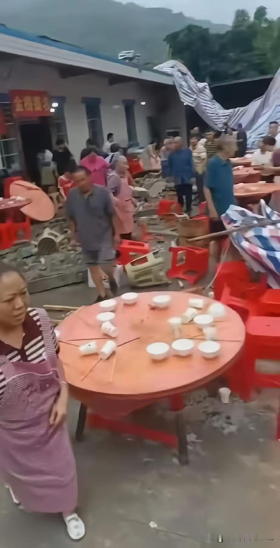 做人要低调，不管任何时候！
四川升学宴悲剧，给所有爱好大喜功的人敲响警钟。
学生