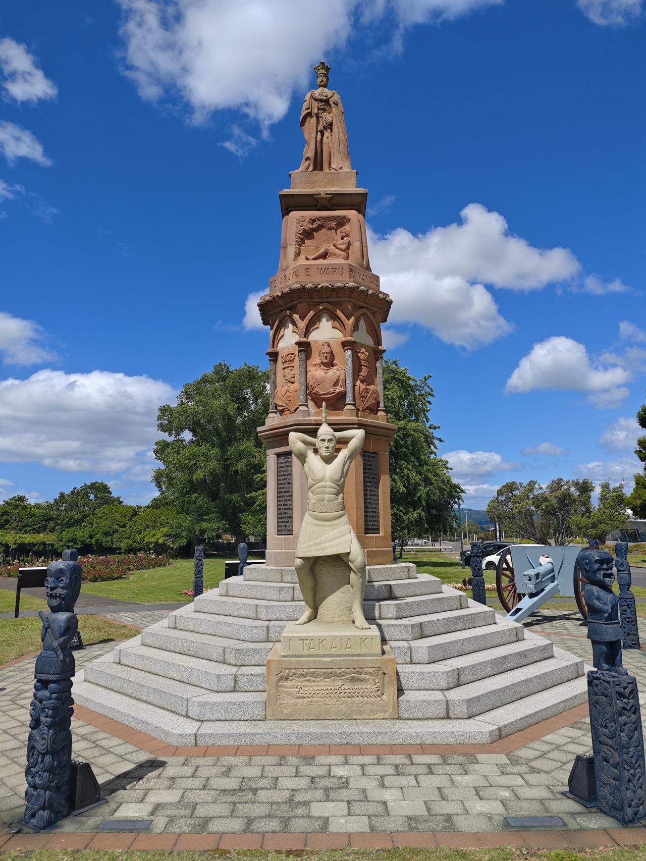 吃完饭，女儿带我们到罗托鲁瓦的城市公园转转，这里有一个雕塑，内容是纪念在第一次世