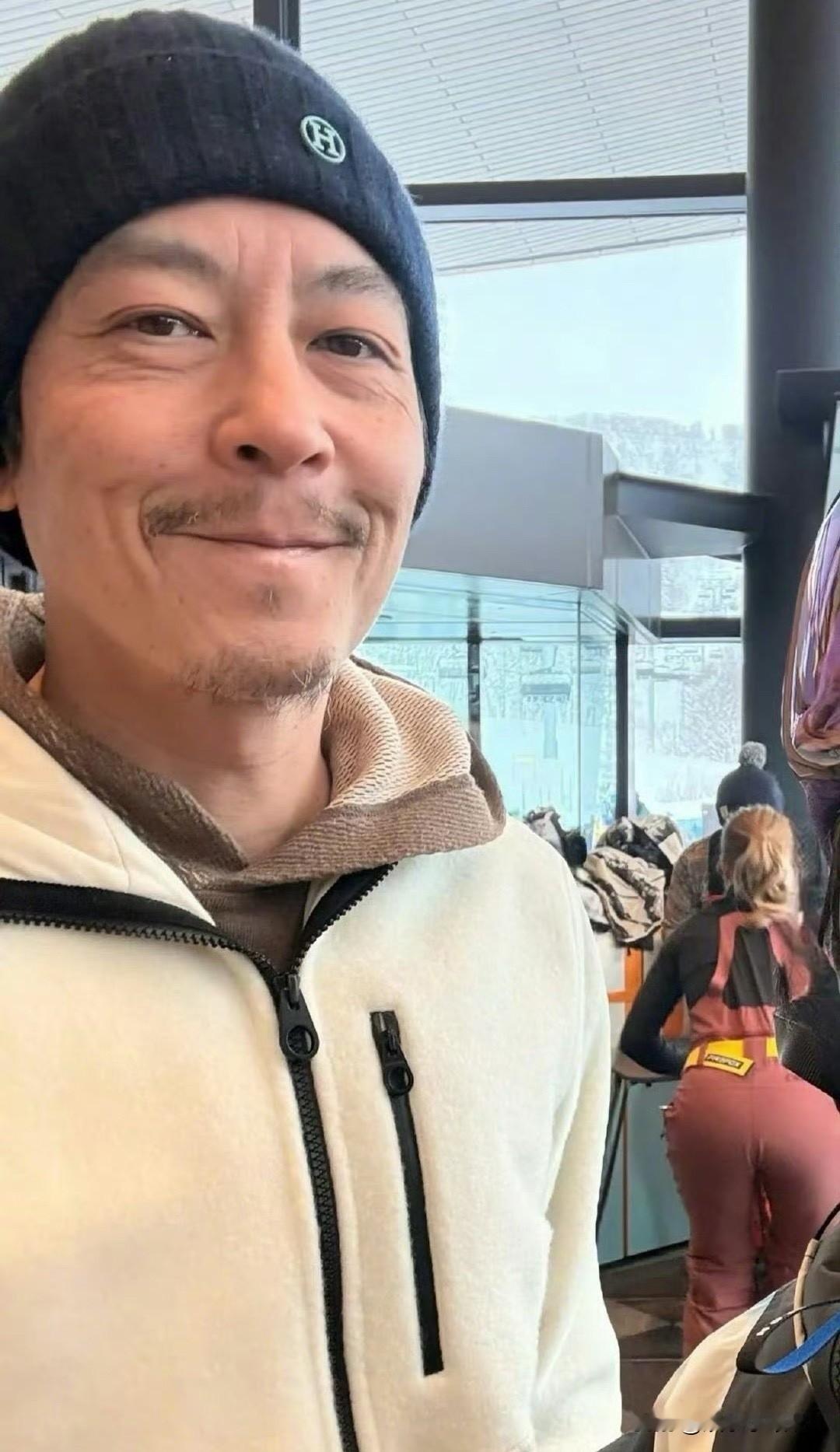 这状态确实看着比同龄人老，
不过把胡子刮了，会不会好一些。对比旧照好感慨，时光果