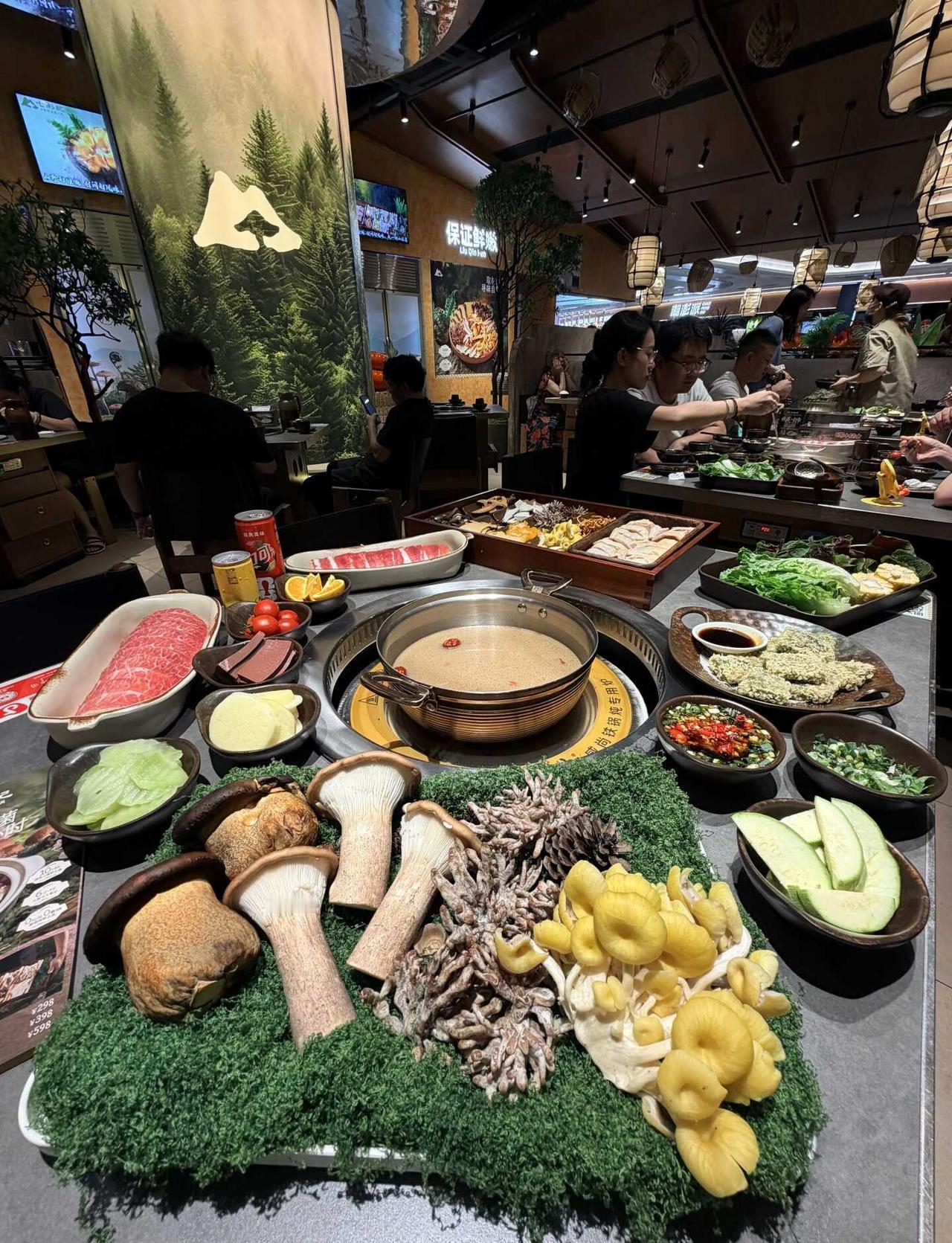 确实是广州数一数二好好吃的🥹野生菌汤好浓
在广州无法超越的云南野生菌鸡！！！个