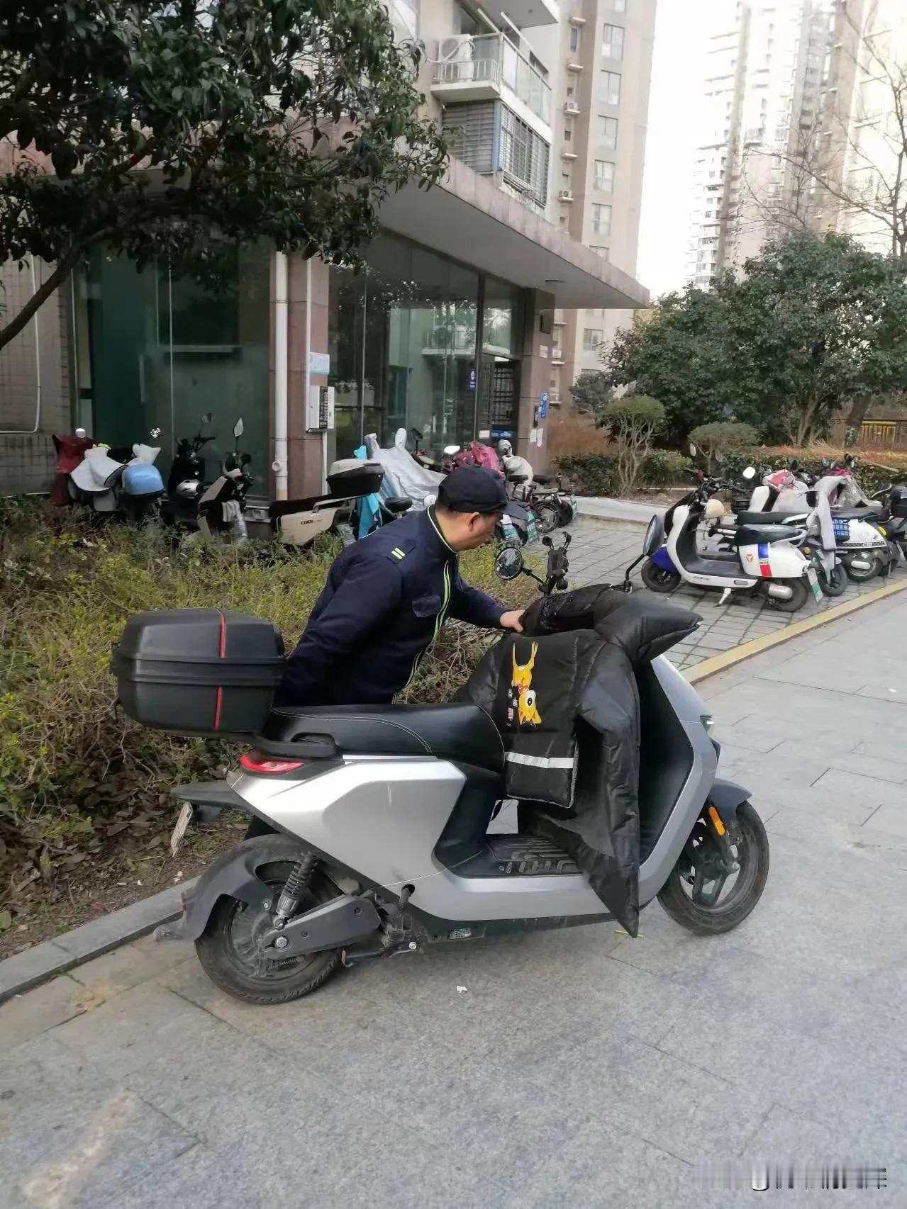 我们小区的物业这一点做的很好的，无论你的电瓶车停在哪里，一会功夫就有保安过来把电