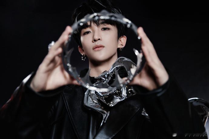 现在申请加好友还来得及吗？我这儿存了你八百张表情包没处发呢