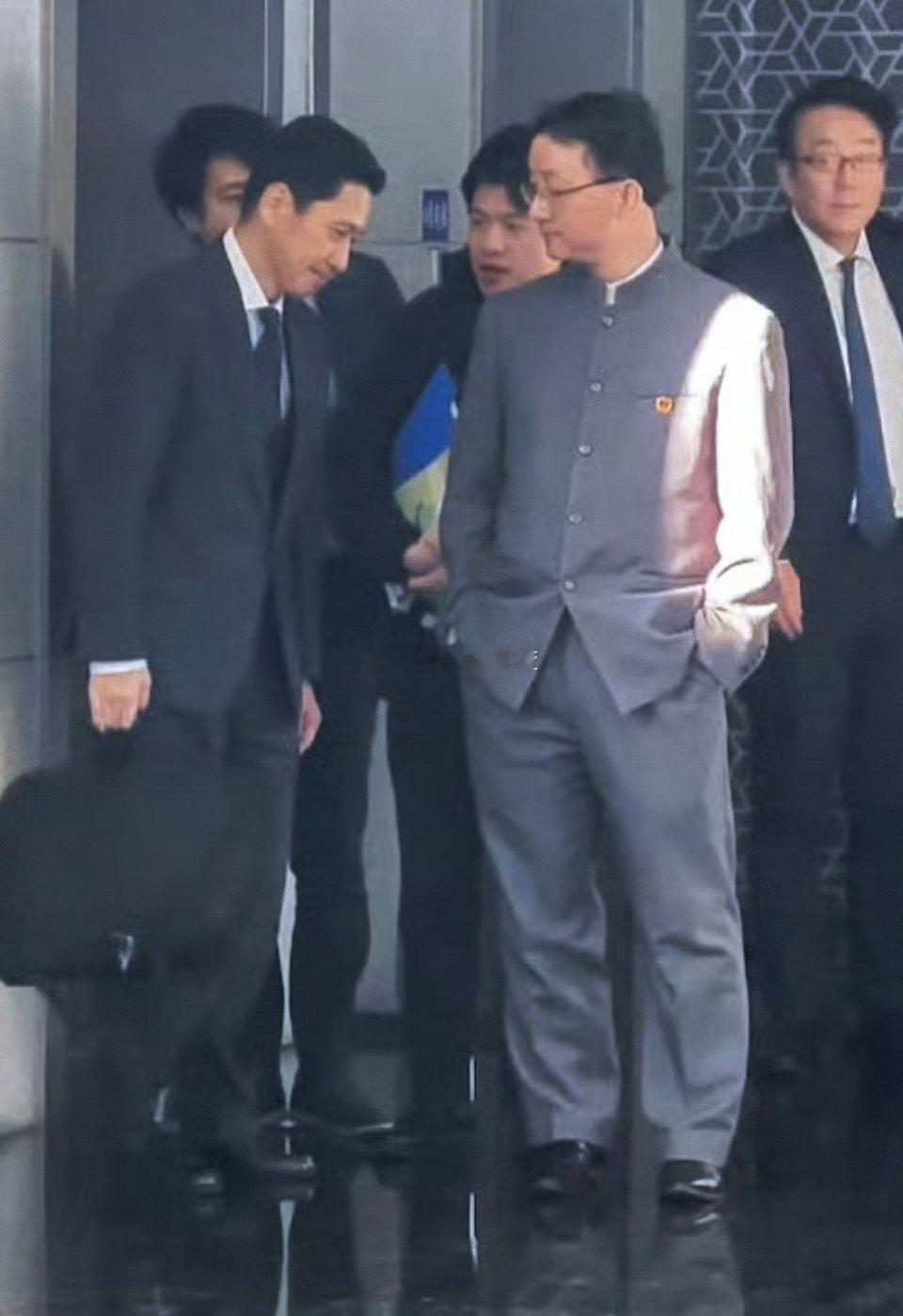 像不像校长抓到逃课的学生一顿训