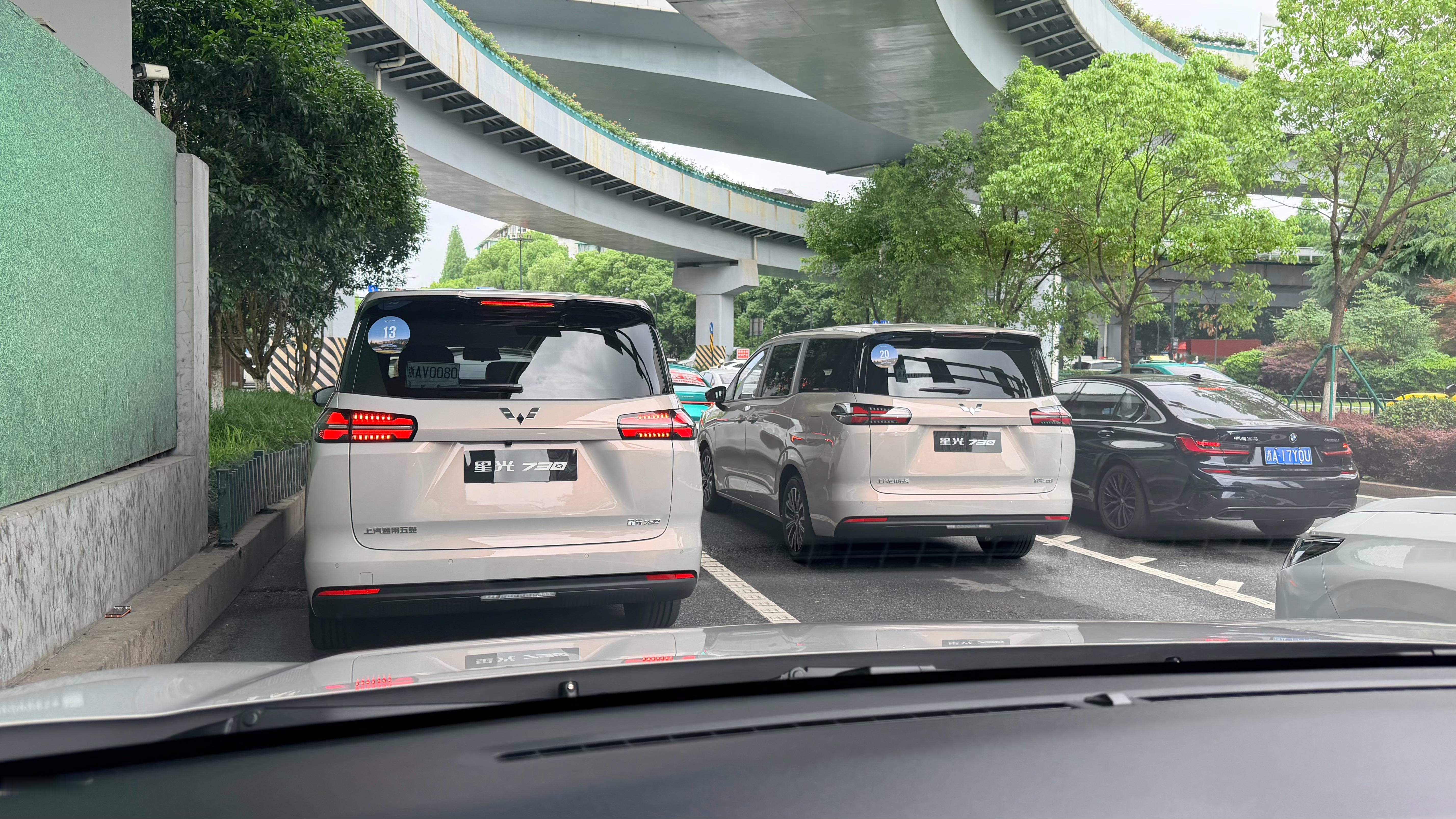 10.78万就能买到五菱星光730的顶配这阳光下带着变色的漆面，一点也不像一台便