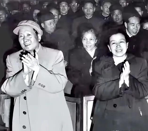 与人民同在，与日月同辉！