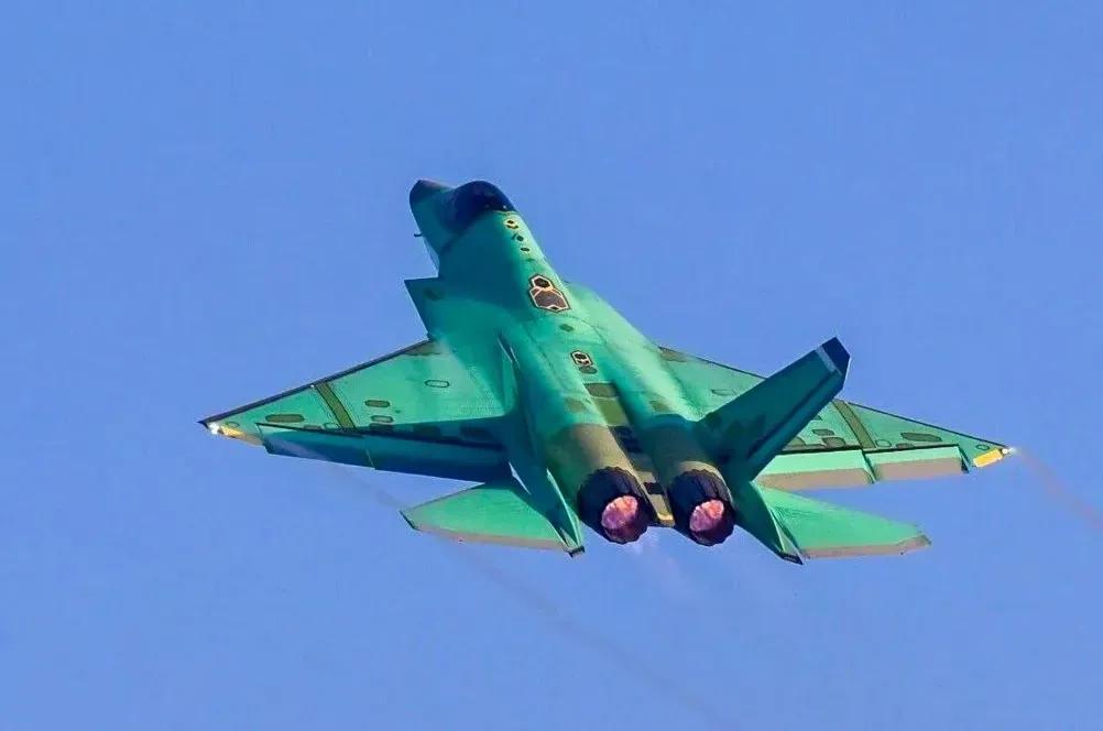 “绿皮”歼-35升空，这层0.14毫米的底漆，藏着中国舰载机最硬的科技底牌！
