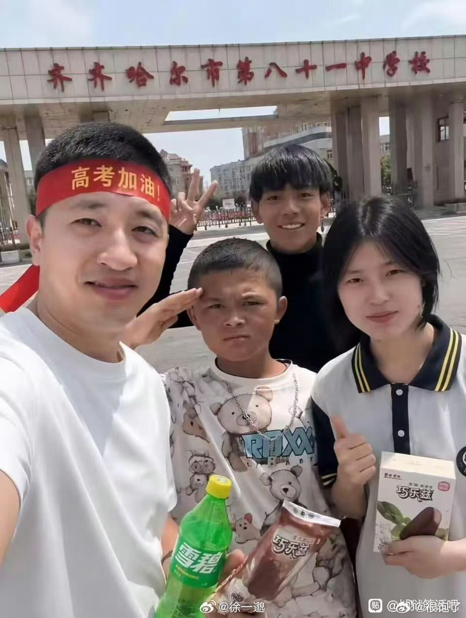 远房亲戚家的表弟，想要复读。平时学习也一般般，刚刚过三本线。三本学费倒是挺贵的。