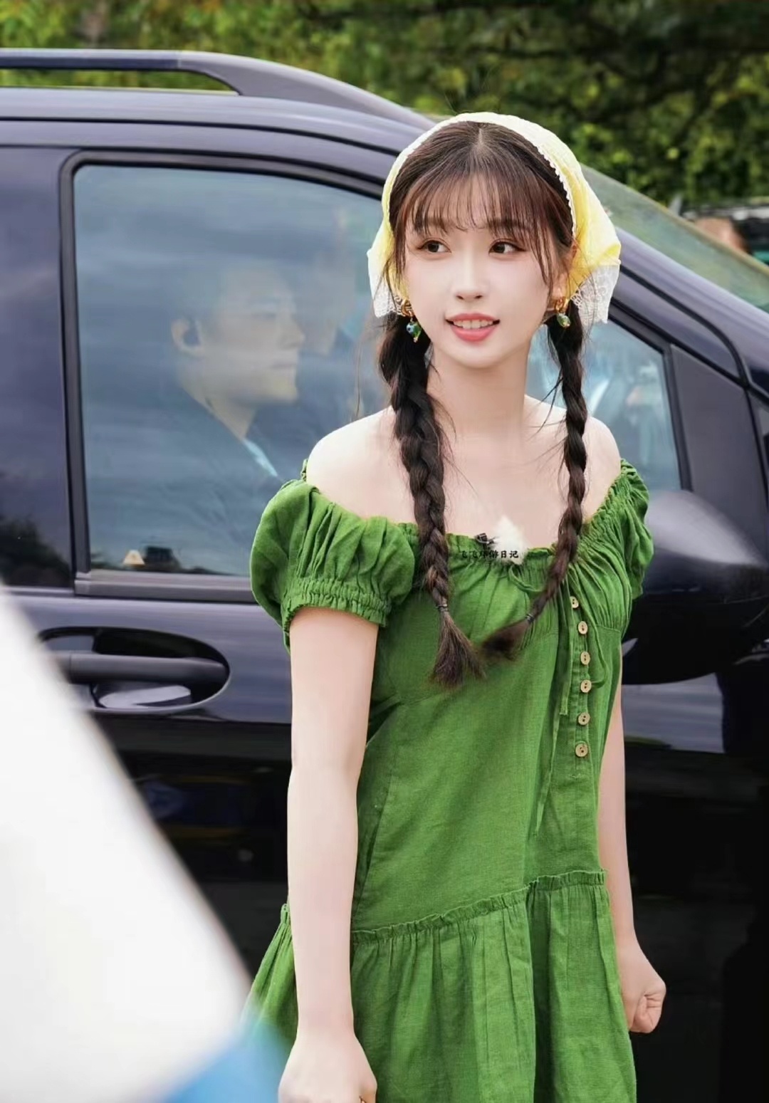 #虞书欣绿色露肩裙##虞书欣采蘑菇的小姑娘ootd#虞书欣采蘑菇的小姑娘ootd