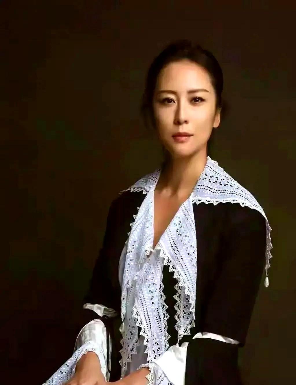 网上编故事的门槛是真低。没有一张同框照，连时间线都乱七八糟，就敢硬凑哈佛前校长苦