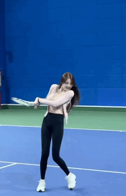 美女在球场上的无脑行为