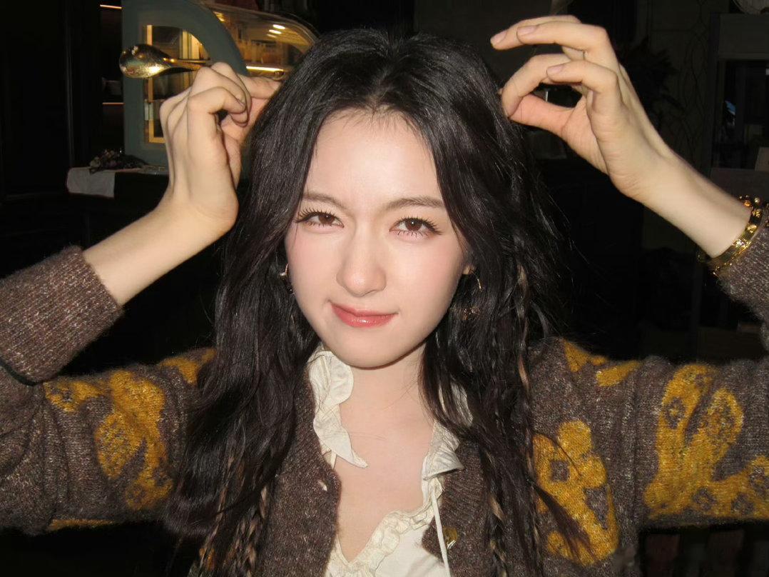 谁吃了李兰迪的蛋糕李兰迪捧小蛋糕李兰迪捧蛋糕的路透刷屏，她托着甜点静静微笑，气质