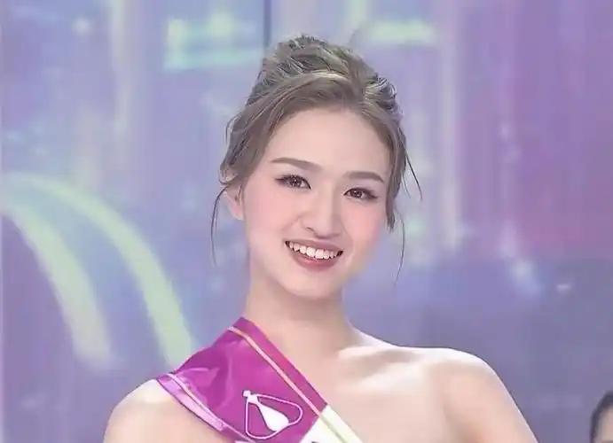 1982年港姐亚军邝美云，参选时遭其余参选佳丽极度排挤，日后成为红极一时的歌坛天