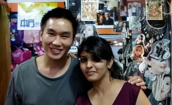 2012年，19岁的印度女孩莫迪娜，听说中国男人不打老婆、女人能挣钱，连夜收拾行