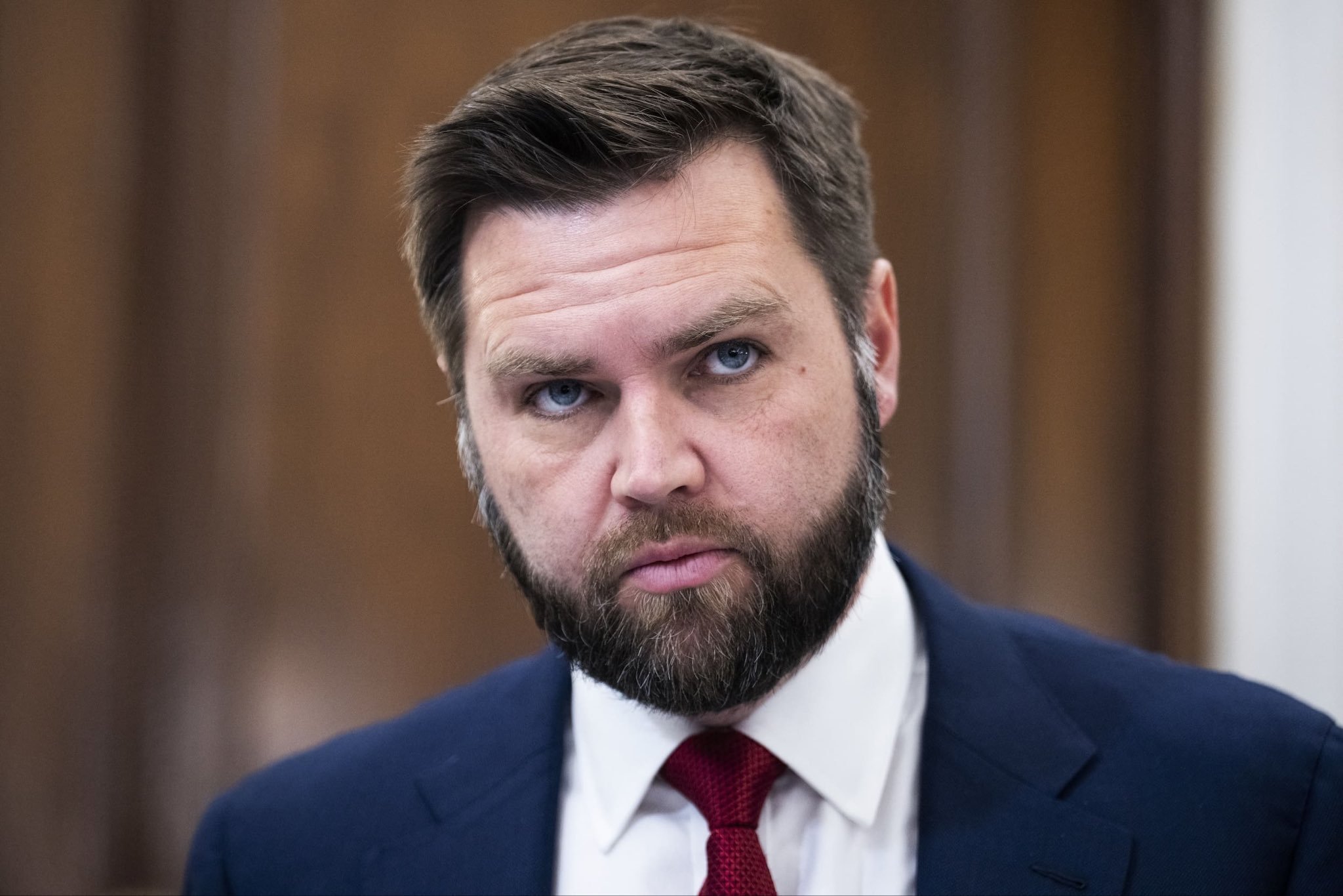 JD Vance 对 Epstein 邮件保持沉默，是因为他想与特朗普划清界限。