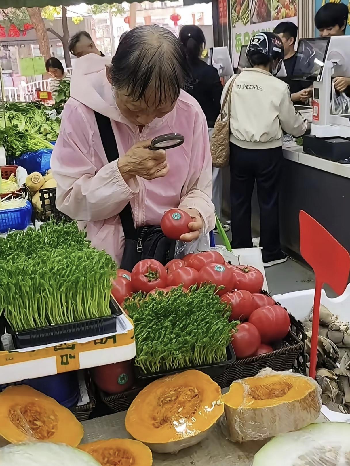 “这操作简直比考古还严肃！”大妈在市场买菜，带放大镜分析熟菜成色，场面堪比大型鉴