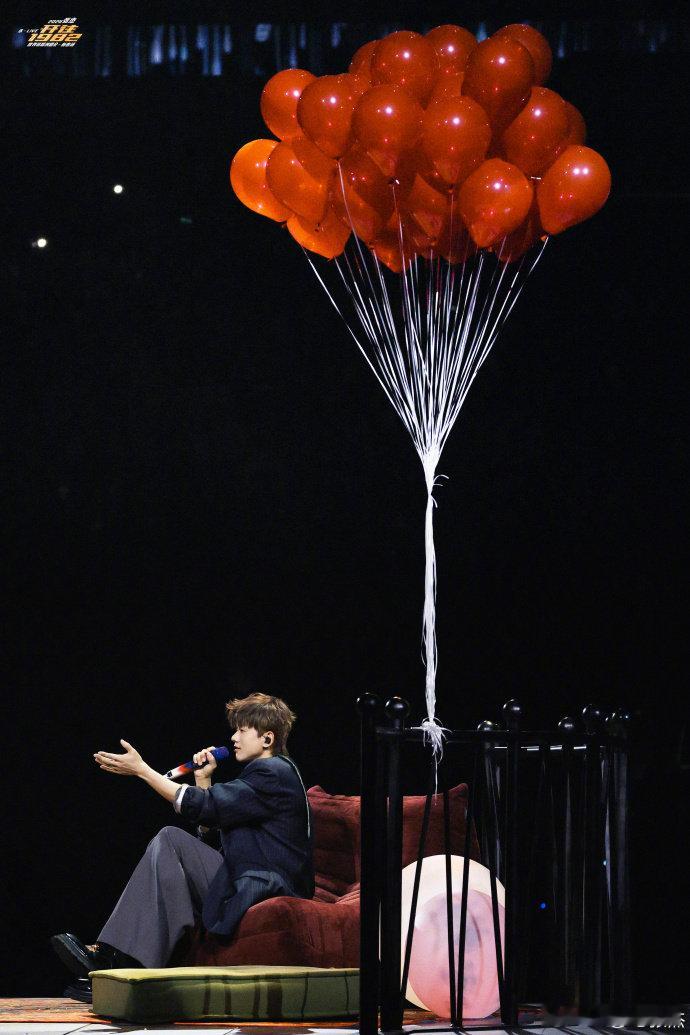 张杰在舞台上造了一个家张杰的 2026 开场太暖了！在舞台上搭建起充满爱的家，和