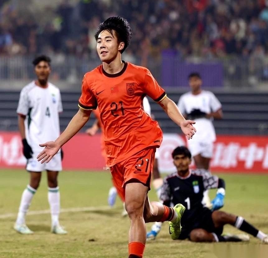 一个前锋，一场比赛，进了仨。
你敢信？咱自家的前锋。那个叫帅惟浩的小伙子，上演了