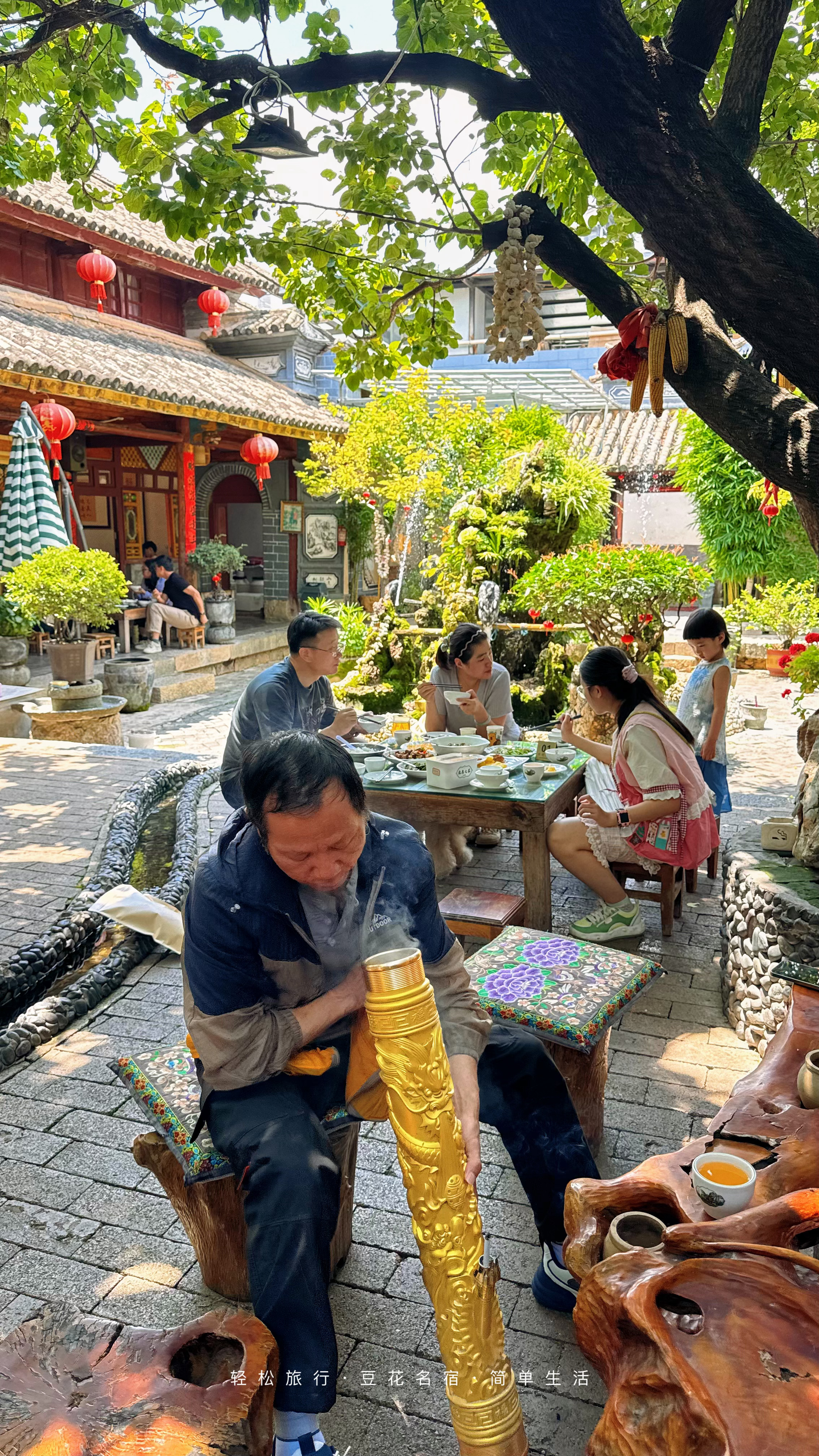 在大理洱海边豆花民宿旁，藏着家让人想赖着不走的渔鹰之家。没有半点商业气，房顶瓦片