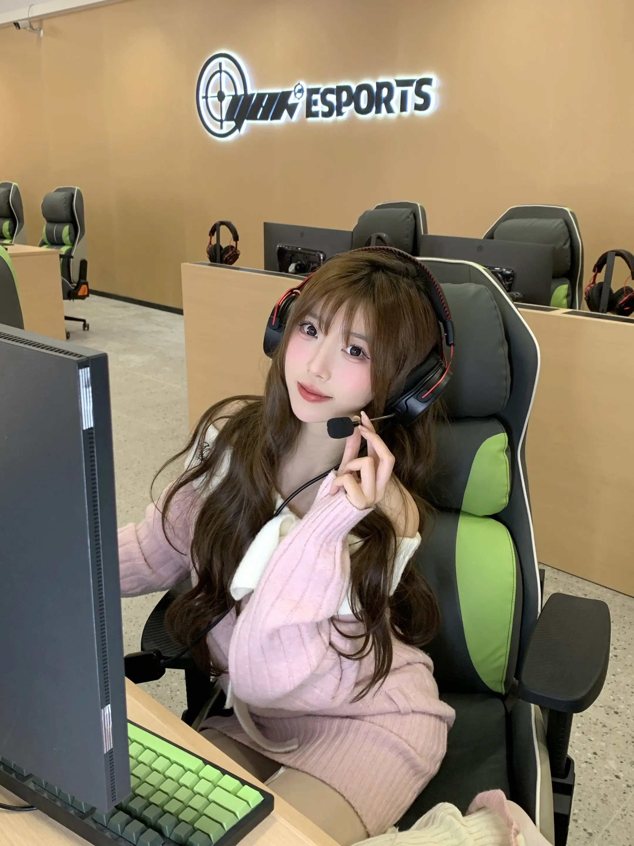 生活将我击倒，我顺势倒在主机上。