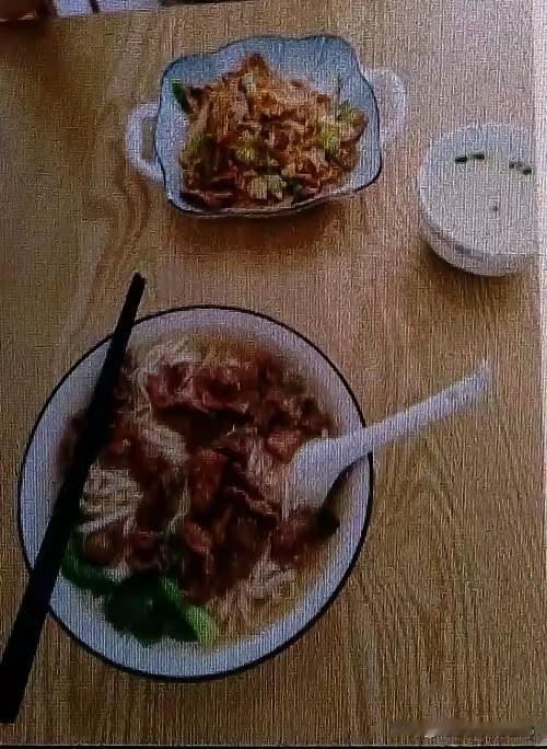 可我看着他心里不是滋味。
今天老公发了7000块工资，他却一点高兴不起来。四十多