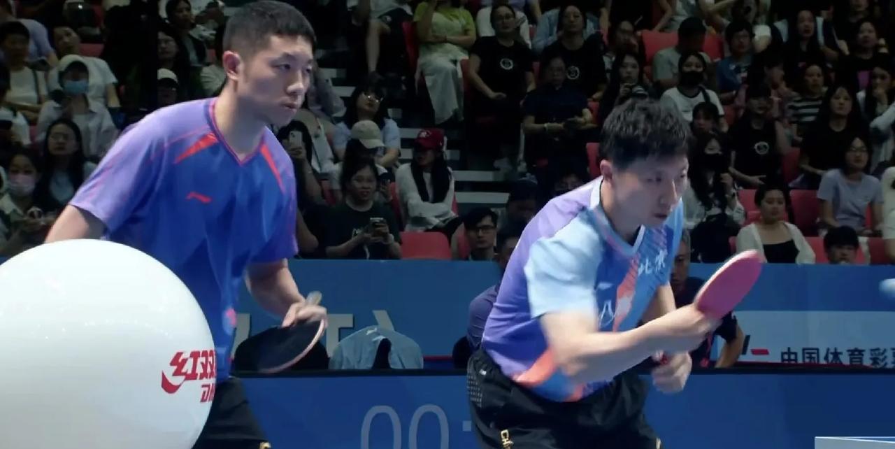 全国乒乓球锦标赛男双1/16决赛：
马龙/许昕大比分3：0胜蔡顺航/严升，
三局