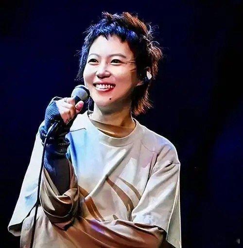 窦靖童说想踏出舒适圈  窦靖童说自己从小就很怕比赛，这次想要踏出舒适圈，很期待这