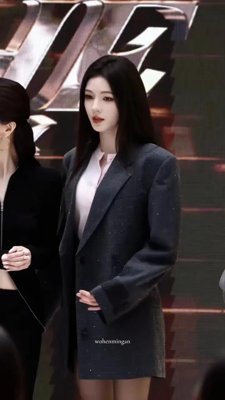 大风低温又如何？张予曦风中凌乱照样美出圈，从容气质太绝了
 
近日，张予曦现身某