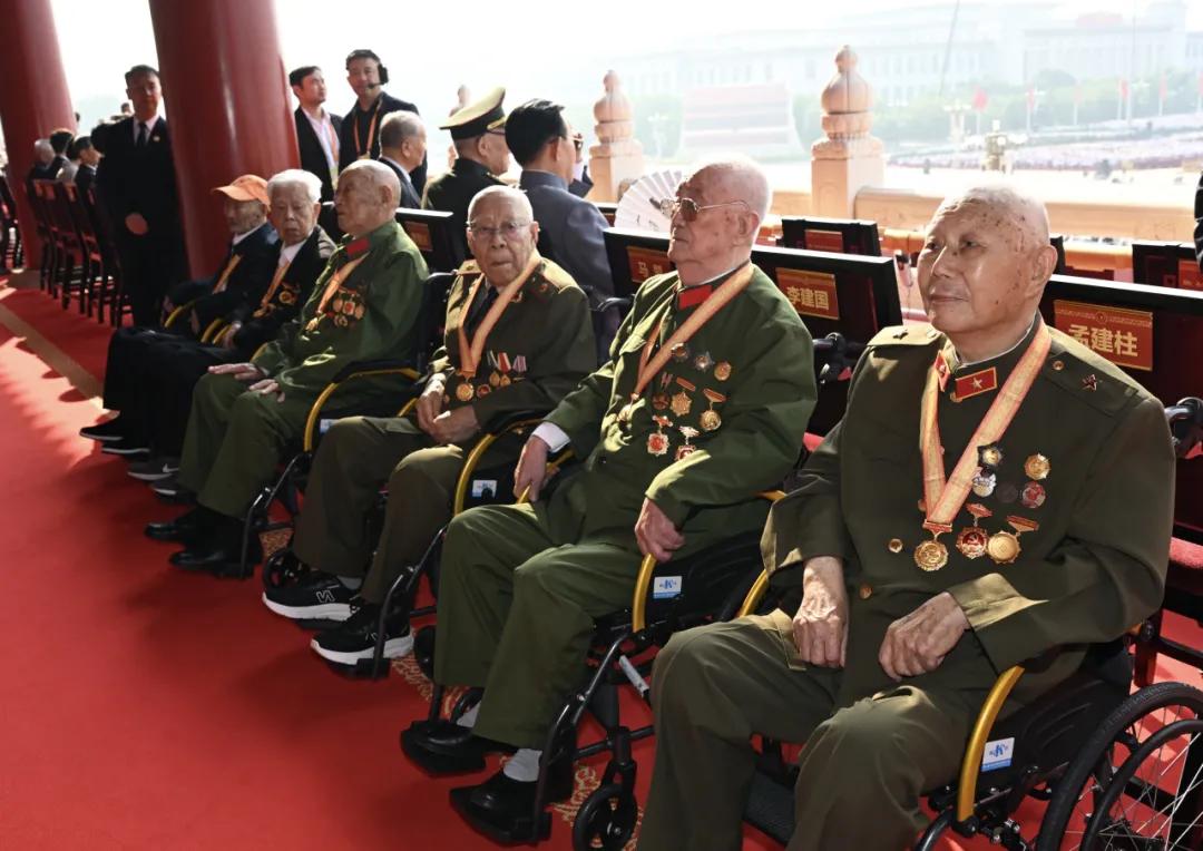 在天安门城楼上，观看九三阅兵的六位抗战老英雄，你们都知道是谁？
 
1.申秉宸 