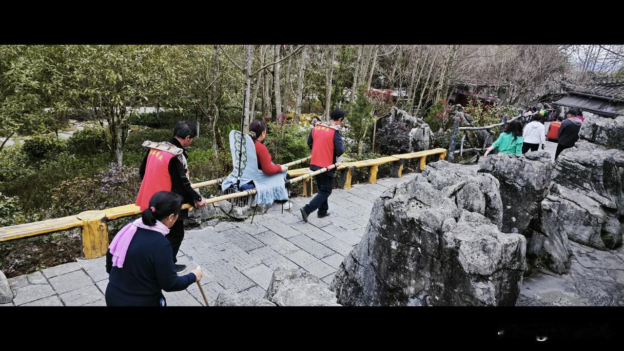 这次在恩施大峡谷绝壁栈道，又一次谢绝了轿夫的请求。

我不忍心让他们抬着上山，自