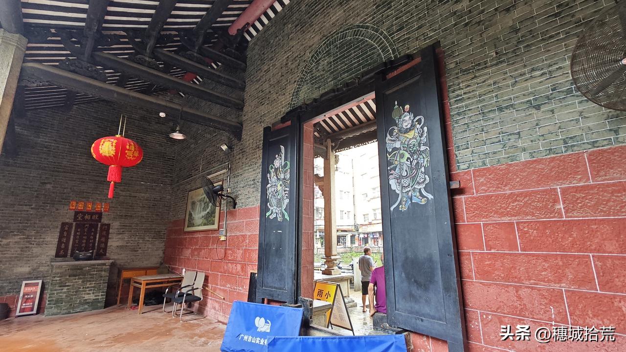 梁，是吉山村的开村之姓。村内保留的祠堂均为梁氏宗祠，有敦仁梁公祠、泰垣梁公祠、琼