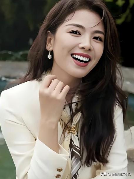 刘涛在荧幕上塑造过无数鲜活角色，生活里始终从容通透，以温柔与韧性，活成了自带光芒