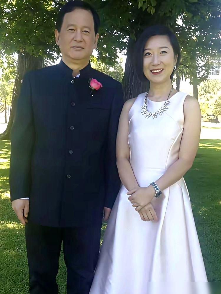 别再吹陈丽华孙女的温婉了。
我告诉你，那张人畜无害的脸，才是这个家族最锋利的武