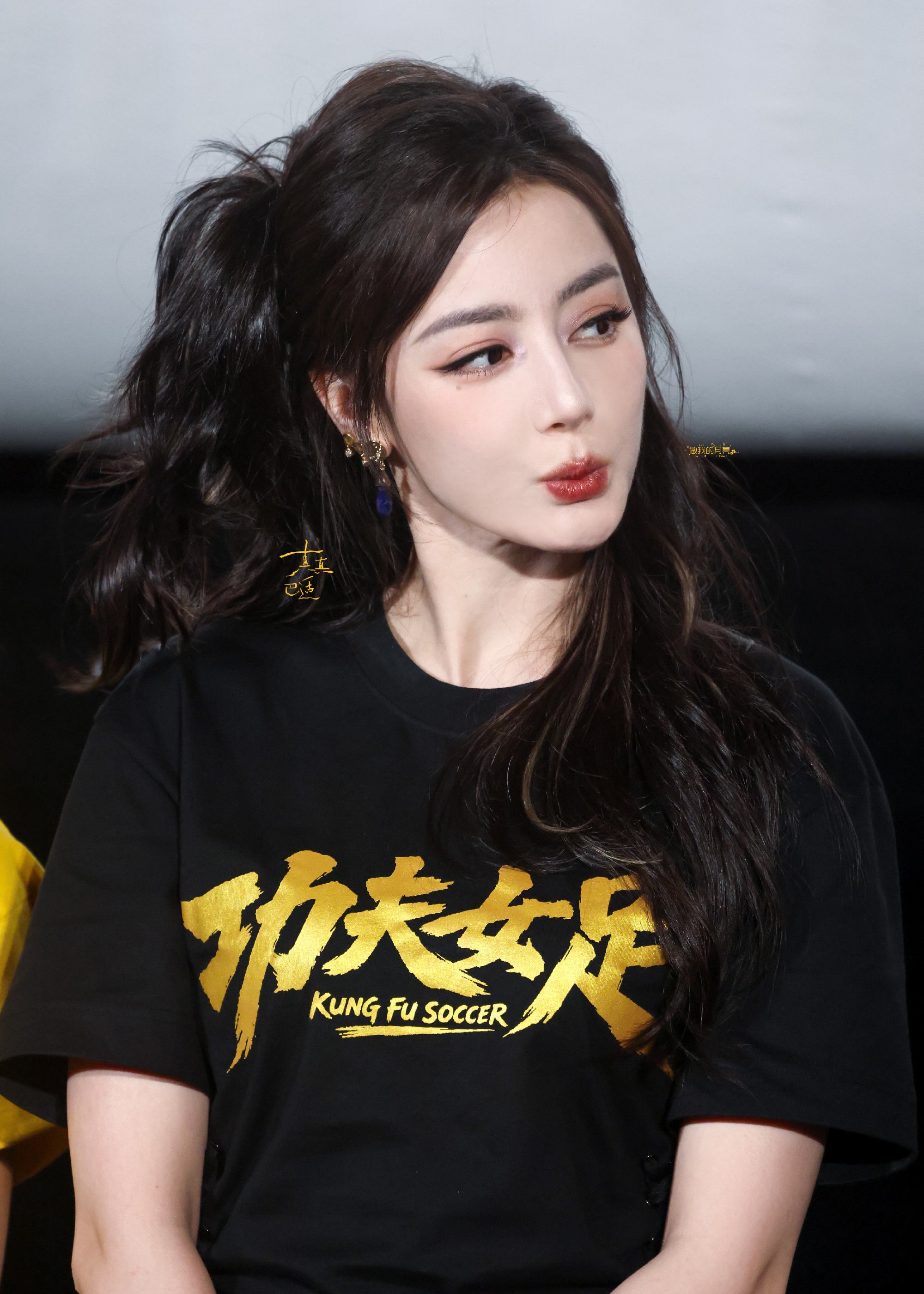 迪丽热巴路虎卫士全驭代言人迪丽热巴 dlrb 热巴开卫士 dlrb 迪丽热巴卫蓝