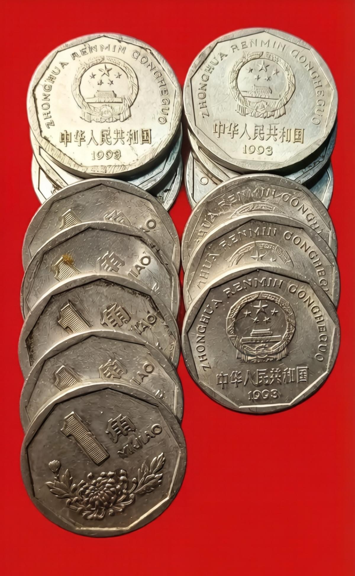 我忆起一段与菊花硬币相关的故事。此前乘坐公交，投币时才发觉没带零钱，翻遍口袋仅找