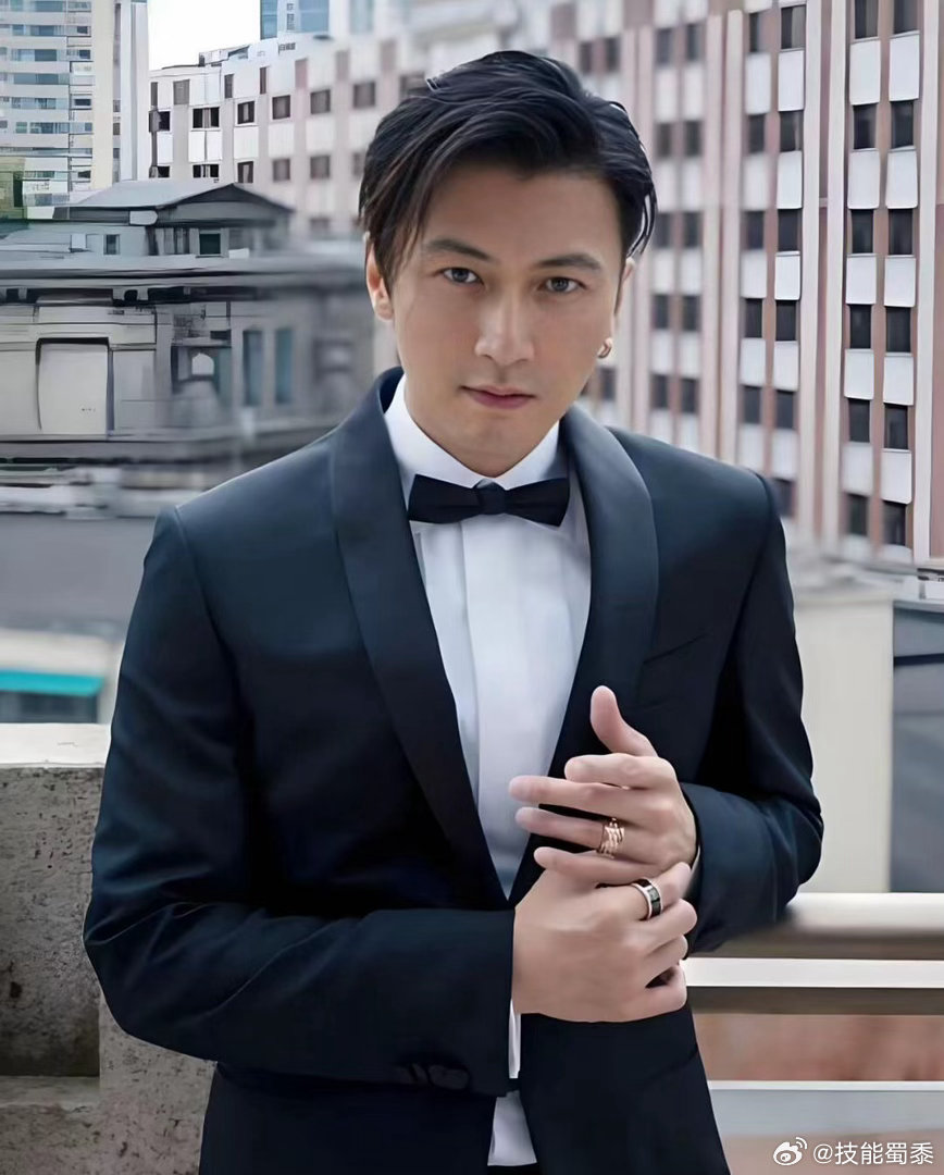 内娱第一个被谢霆锋夸有种的人一饭封神看多了堆砌食材与调料的创意菜，这道纯粹的百合