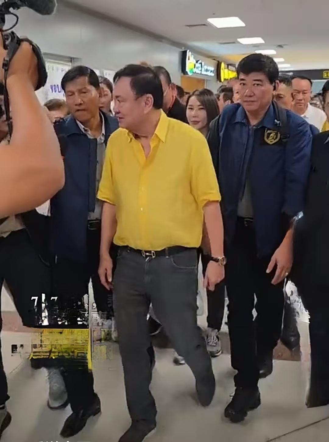 他信穿着支持皇家的黄衫看望慰问民众，否认因为他和洪森个人的恩怨而挑起冲突。

他