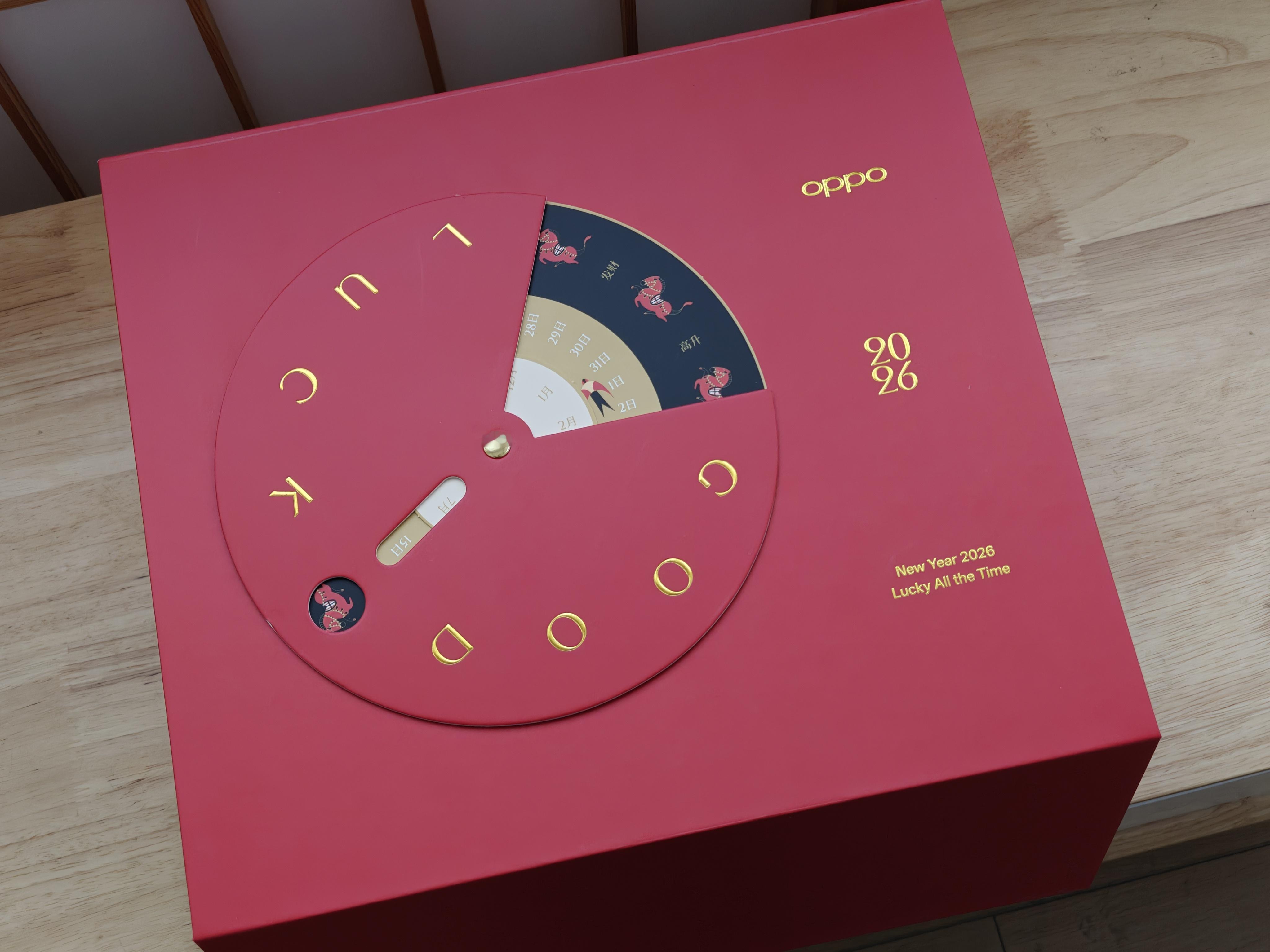 OPPO今年的新年礼盒也好用心里面有马年小欧、木鱼摆件、红包、挂件、大富翁、保温