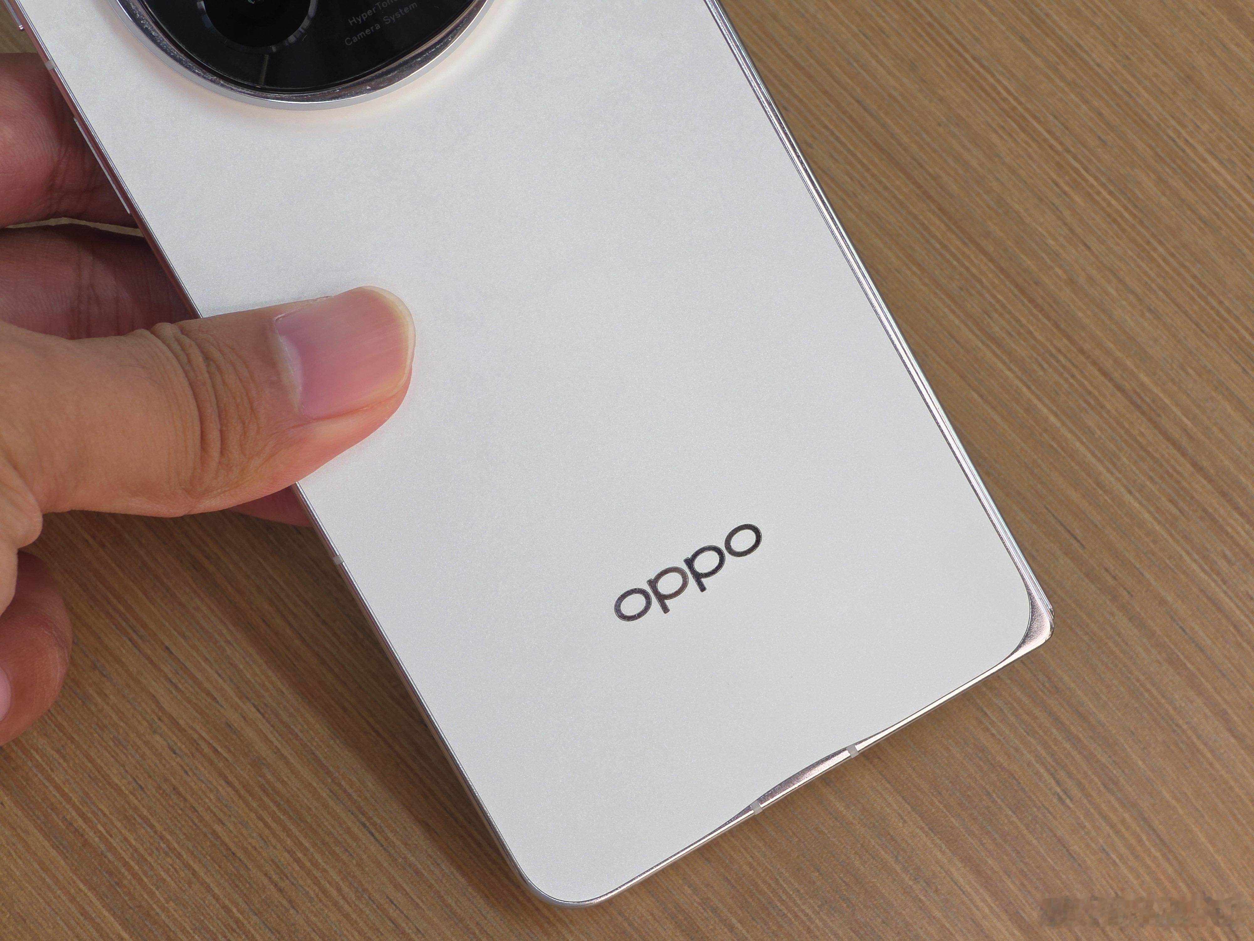 特地带着千分尺，来测量下OPPO Find N5 的厚度，我测试的白色，折叠态测