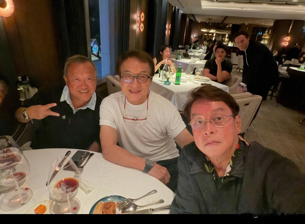 73岁成龙罕见露面和谭咏麟 曾志伟，林子祥叶倩文等好友聚餐，每一个都身家上亿，也
