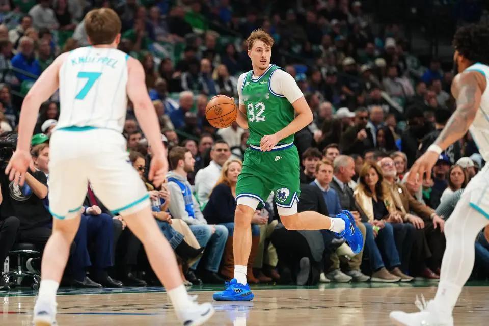 弗拉格狂砍49分，新秀赛季得分历史第2，仅次于50分的詹宁斯。

毫无疑问，独行