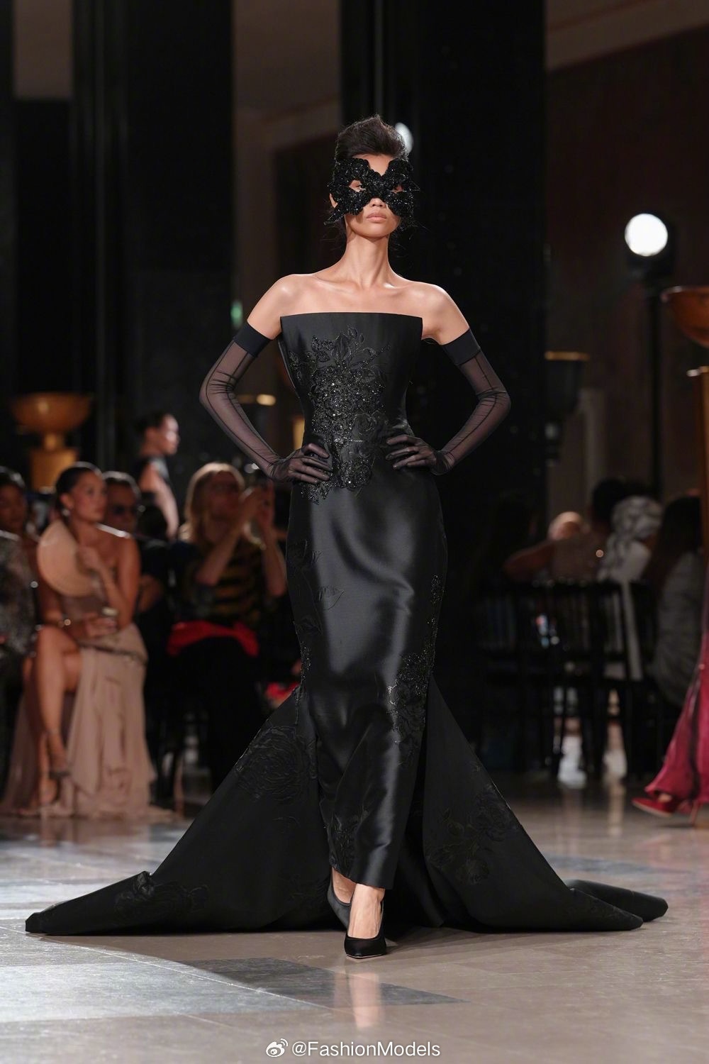 Elie Saab 2026秋冬高定｜假面舞会🎭“黑化版”的ES多了些神秘感，