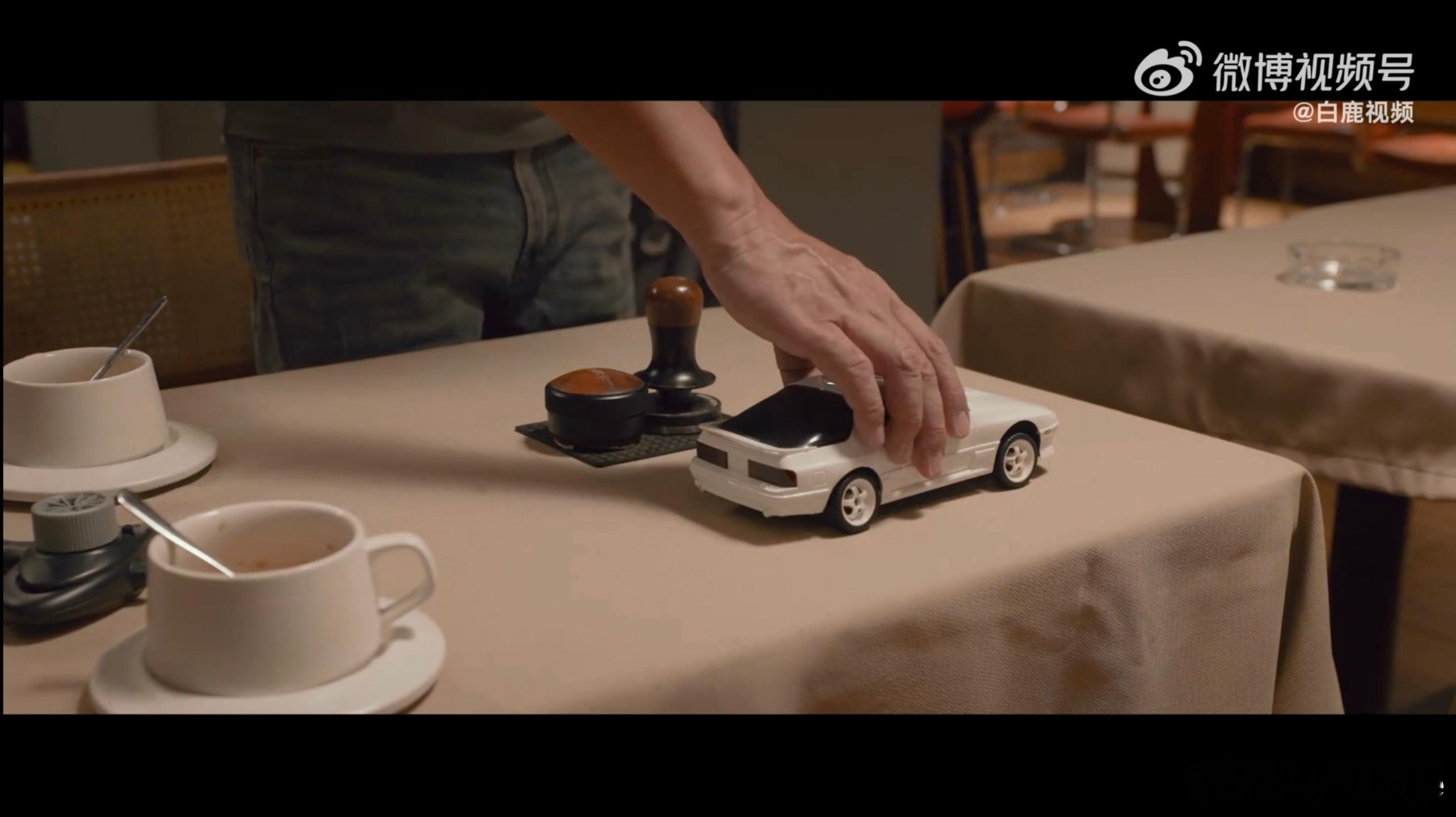 在微电影《致敬漂移的青春》中，主角不停追求驾控和激情，在这个过程中，主角和父亲彼