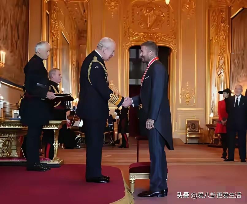 贝克汉姆大儿子又一次缺席了父亲的重要时刻。
贝克汉姆被英王授予骑士爵位，这是平民